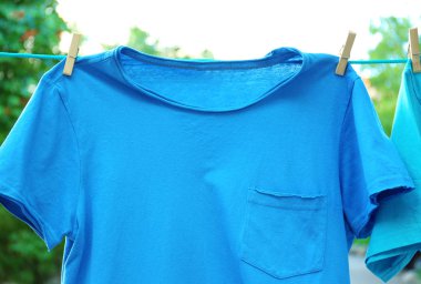 Çamaşırhane satırında güneşli gün açık havada giysiler