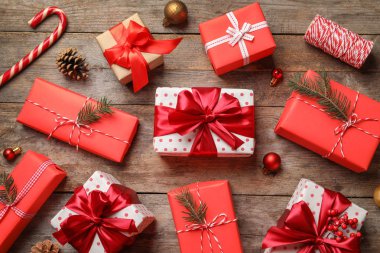 Hediye kutuları ve Noel dekorasyonları ahşap arka plan, üstten görünüm üzerinde güzel kompozisyonu