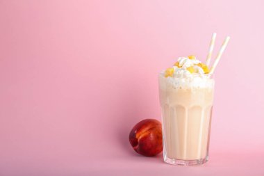 Renk arka plan üzerinde lezzetli milkshake cam