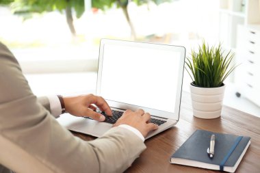 Adam masada kapalı dizüstü kullanarak office aşınmaya