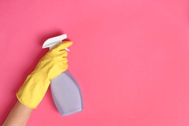Temizlik şişe tutan kadın ürün renk arka plan üzerinde