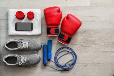 Ahşap zemin üzerinde spor çanta ile düz yatıyordu kompozisyon