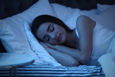 Genç kadın yatakta gece uyku. Ne zaman uyku