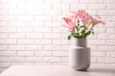 Tuğla duvar yakınındaki güzel çiçek açan lily çiçekler