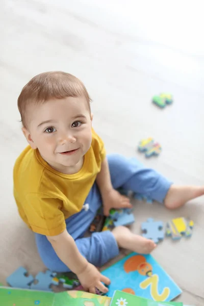 Aranyos Kisfiú Játszik Puzzle Szobában — Stock Fotó