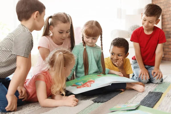 Söta Lilla Barn Läsa Bok Tillsammans Inomhus Lärande Genom Att — Stockfoto