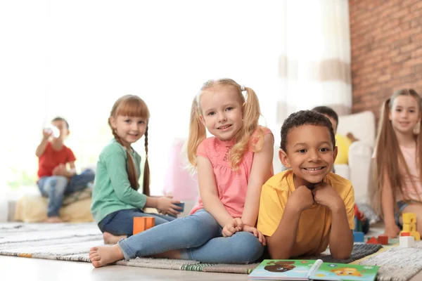 Crianças Pequenas Bonitos Com Livro Blocos Dentro Casa Aprendendo Jogando — Fotografia de Stock