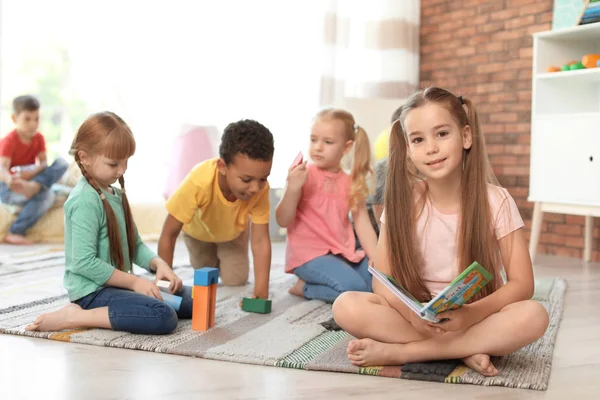 Crianças Pequenas Bonitos Com Livro Blocos Dentro Casa Aprendendo Jogando — Fotografia de Stock