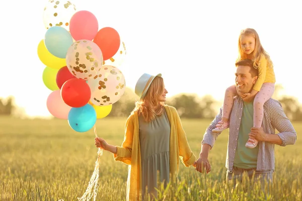 Lycklig Familj Med Färgglada Ballonger Fältet Solig Dag — Stockfoto