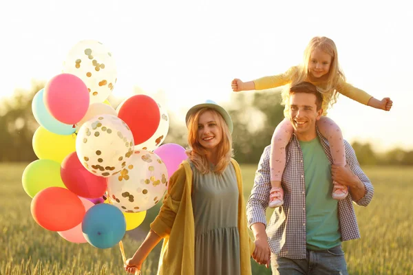 Glückliche Familie Mit Bunten Luftballons Auf Dem Feld Sonnigen Tag — Stockfoto