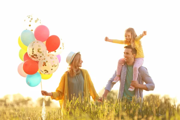 Gelukkige Familie Met Kleurrijke Ballonnen Veld Zonnige Dag — Stockfoto