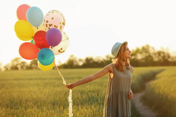 Молодая Женщина Разноцветными Воздушными Шарами Поле Солнечный День — стоковое фото