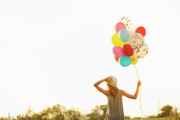 Jeune Femme Avec Des Ballons Colorés Extérieur Jour Ensoleillé — Photo