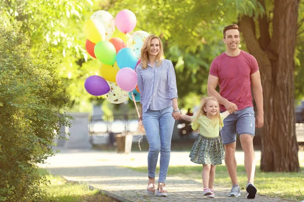 Gelukkige Familie Met Kleurrijke Ballonnen Park Zonnige Dag — Stockfoto