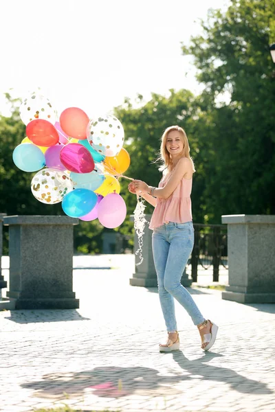 Mujer Joven Con Globos Colores Aire Libre Día Soleado — Foto de Stock