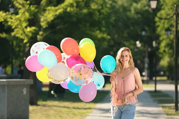 Młoda Kobieta Kolorowych Balonów Zewnątrz Słoneczny Dzień — Zdjęcie stockowe