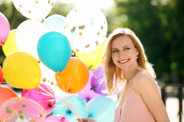Junge Frau Mit Bunten Luftballons Sonnigem Tag Freien — Stockfoto