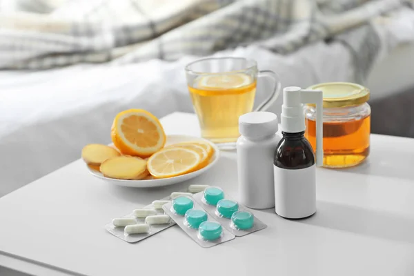 Conjunto Diferentes Remédios Frios Mesa Dentro Casa — Fotografia de Stock