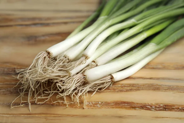 Čerstvé Zelené Cibule Dřevěný Stůl Closeup — Stock fotografie