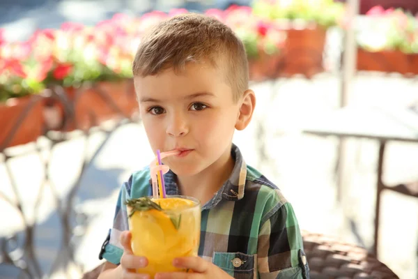 Doğal limonata kafede cam ile sevimli çocuk