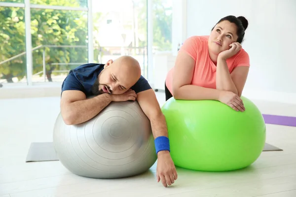 Fatigué Homme Femme Surpoids Reposant Sur Des Balles Fitness Dans — Photo