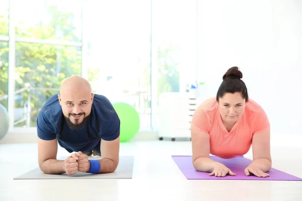 Homme Femme Surpoids Faisant Exercice Planche Sur Les Tapis Dans — Photo