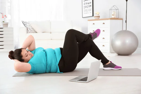 Mujer Con Sobrepeso Haciendo Ejercicio Mientras Tutorial Ordenador Portátil Casa — Foto de Stock