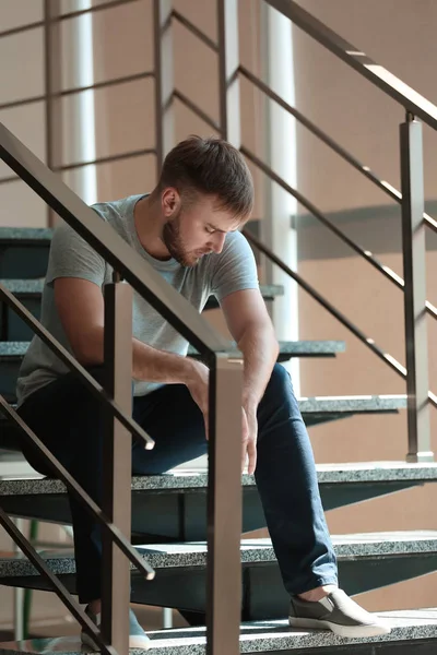 Deprimido Jovem Sentado Nas Escadas — Fotografia de Stock
