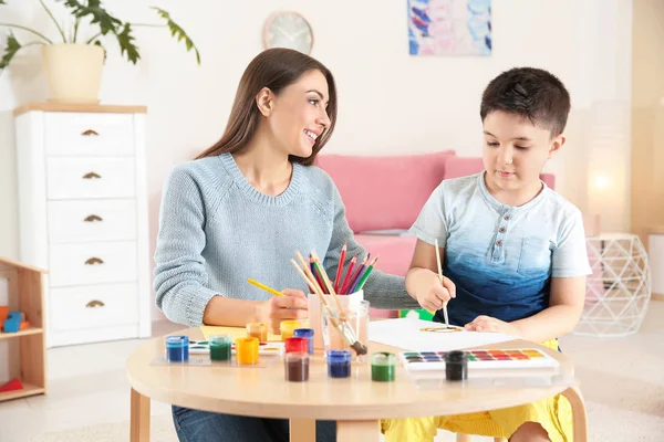 Bonito Criança Pintando Mesa Com Sua Mãe Sala Jogos — Fotografia de Stock