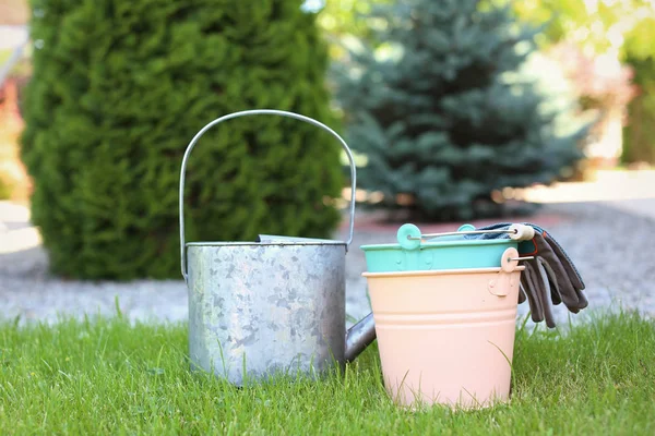 Conjunto Herramientas Jardinería Sobre Hierba Verde —  Fotos de Stock