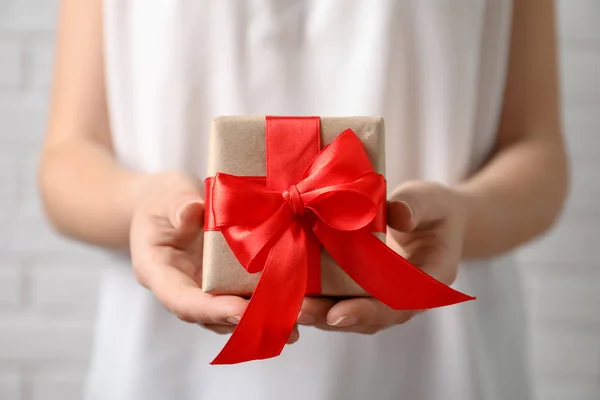 Mujer Sosteniendo Hermosa Caja Regalo Primer Plano —  Fotos de Stock