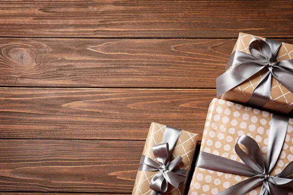 Güzel hediye kutuları ahşap arka plan üzerinde