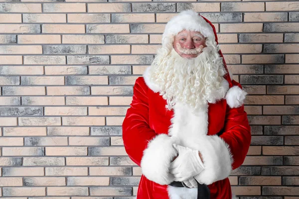 Autêntico Papai Noel Fundo Parede Tijolo — Fotografia de Stock