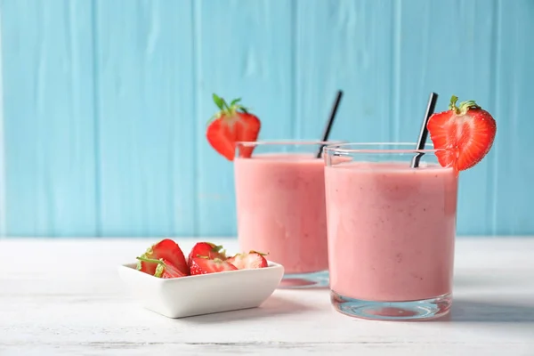 Óculos Com Saboroso Smoothie Morango Mesa — Fotografia de Stock