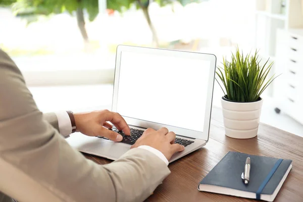 Homem Escritório Usar Laptop Mesa Dentro Casa — Fotografia de Stock