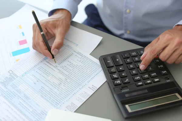 Belasting Accountant Werken Met Documenten Tafel — Stockfoto