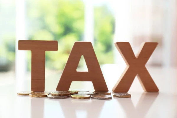 Palavra Tax Feito Letras Moedas Mesa Contra Fundo Desfocado — Fotografia de Stock