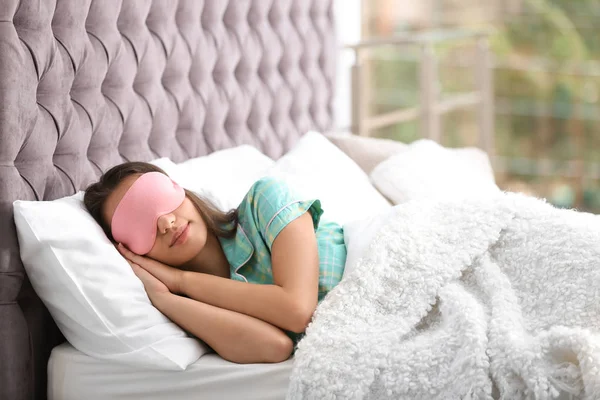 Jeune Belle Femme Avec Masque Dormant Lit Maison Tôt Matin — Photo