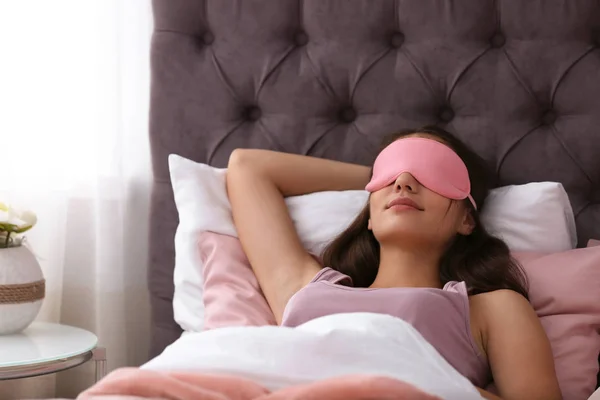 Ung Vacker Kvinna Med Mask Som Sover Sängen Hemma Tidigt — Stockfoto