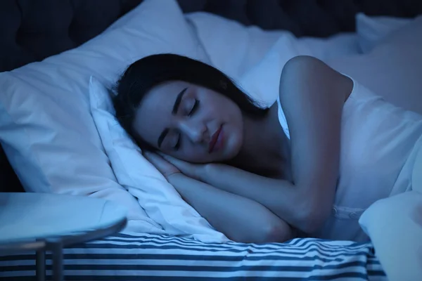 Mujer Joven Durmiendo Cama Por Noche Hora Dormir —  Fotos de Stock