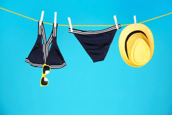 Mooie Bikini Hoed Zonnebril Opknoping Touw Tegen Een Achtergrond Met — Stockfoto