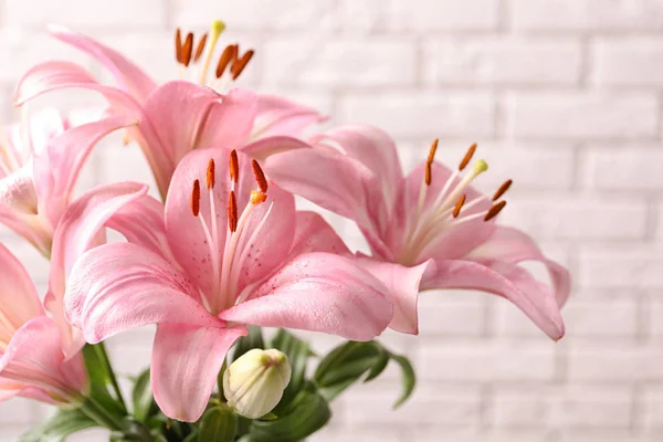 Schöne Blühende Lilienblüten Auf Backsteinmauer Hintergrund — Stockfoto