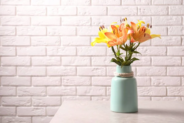 Tuğla duvar yakınındaki güzel çiçek açan lily çiçekler