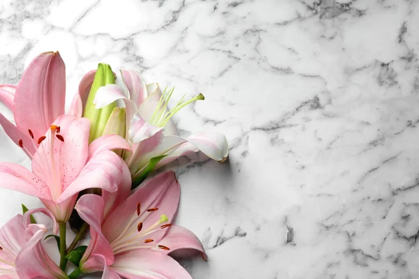 Lily çiçekler mermer zemin ile düz yatıyordu kompozisyon