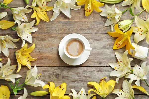 Composición Plana Con Flores Lirio Taza Café Sobre Fondo Madera — Foto de Stock