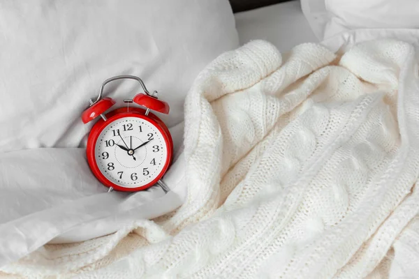Αναλογικό Ρολόι Συναγερμών Και Απαλή Κουβέρτα Στο Κρεβάτι Ώρα Της — Φωτογραφία Αρχείου