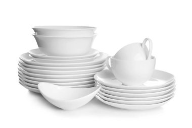 Beyaz arka plan üzerinde seramik dishware yığınları