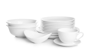 Beyaz arka plan üzerinde seramik dishware yığınları