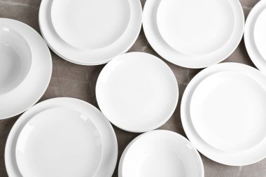 Masada seramik dishware ile düz yatıyordu kompozisyon