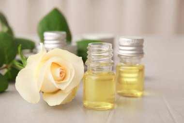 Esans ve çiçek masada kompozisyonu